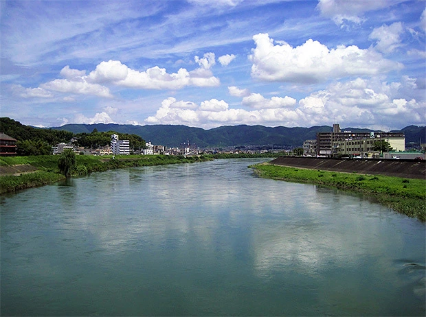観月橋駅近くの宇治川