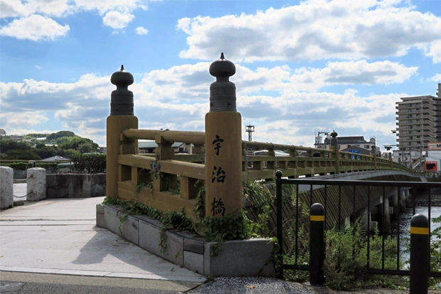 宇治駅の前が宇治川、宇治橋もすぐそこ