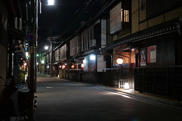 花見小路から脇にそれるところ