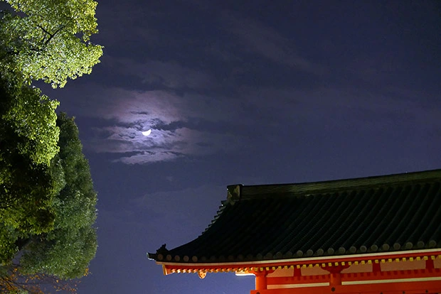 八坂神社の西楼門と月