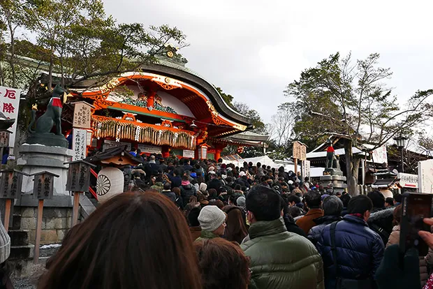 外拝殿の手前で左右に分かれる-2