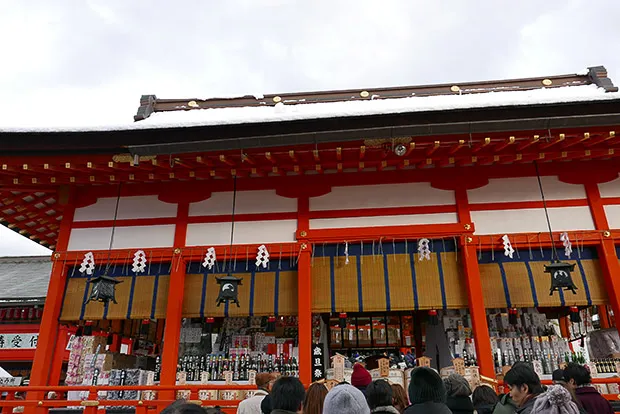 外拝殿の手前で左右に分かれる