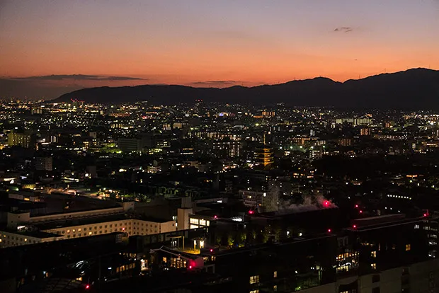 東寺の塔が見える夕焼け空