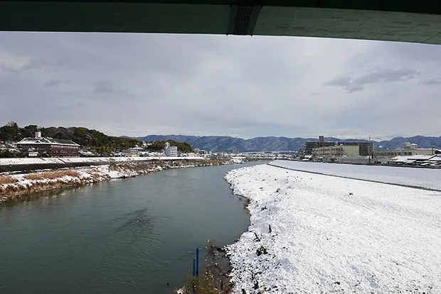 観月橋の駅の近くの宇治川