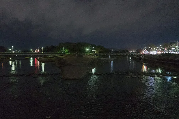 夜の鴨川のデルタ