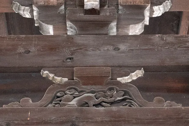 南大門・見返りうさぎ