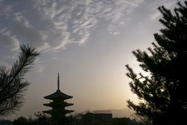 八坂の塔と京都タワーの逆光のシルエット