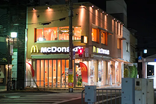 横断歩道手前から見た駅前のマクドナルド