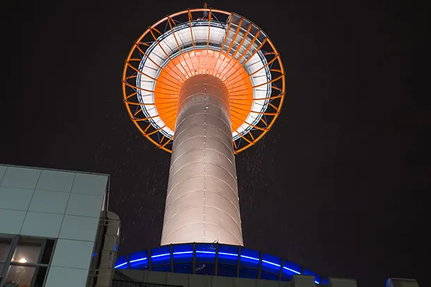 SUMMIILUX で雨の京都タワー撮ってみた