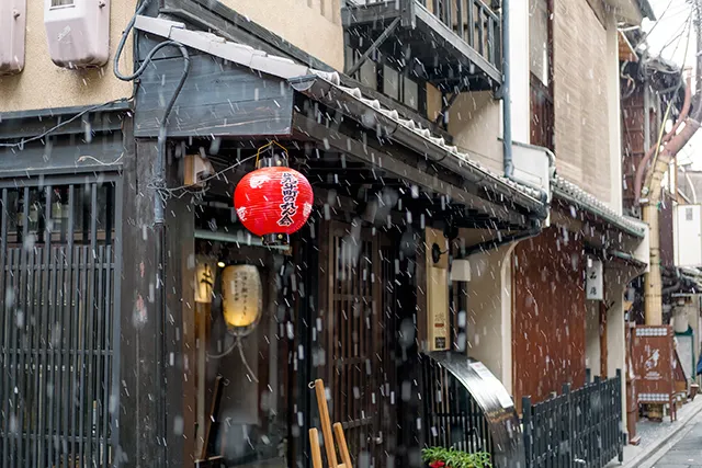 ところがどっこい、三条あたりは春の雪です！